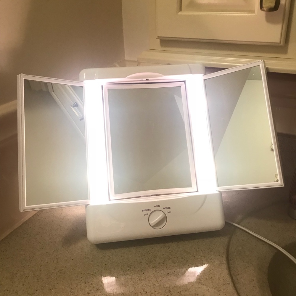 🪞Lighted Magnification Make Up Mirror - sephora